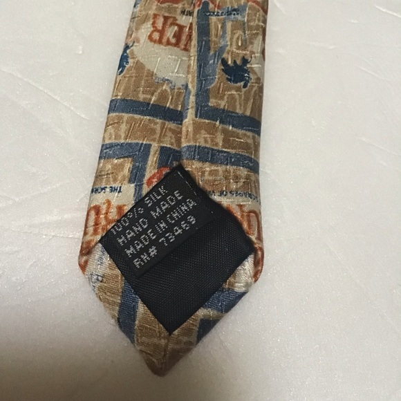 Looney Tunes 100% Silk Warner Brothers The Scrapes of Wrath Neutral Colors Tie - Picture 4 of 9